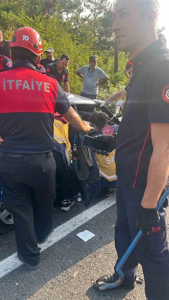 İş&ccedil;i servisi ile otomobil &ccedil;arpıştı: 1&rsquo;i ağır 4 yaralı 3