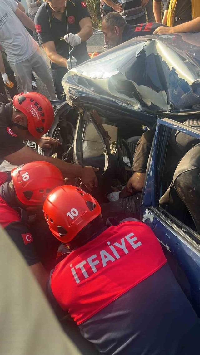 İş&ccedil;i servisi ile otomobil &ccedil;arpıştı: 1&rsquo;i ağır 4 yaralı 2