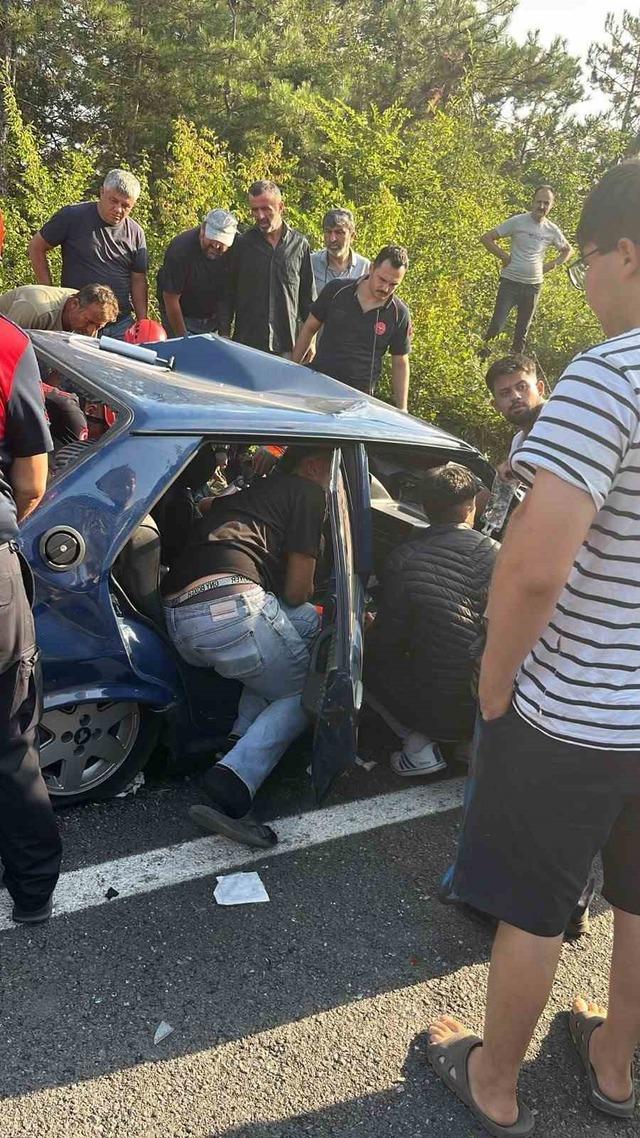 İş&ccedil;i servisi ile otomobil &ccedil;arpıştı: 1&rsquo;i ağır 4 yaralı 1