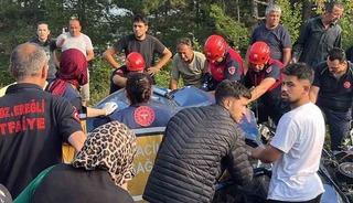 İş&ccedil;i servisi ile otomobil &ccedil;arpıştı: 1&rsquo;i ağır 4 yaralı