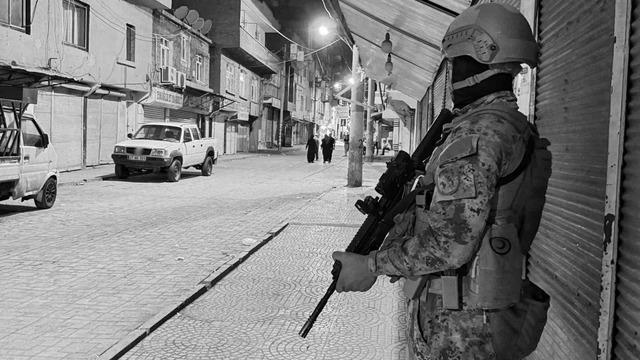 Diyarbakır&rsquo;da d&ouml;rt mahallede &ouml;zel harekat polisi destekli "şok" uygulama 4