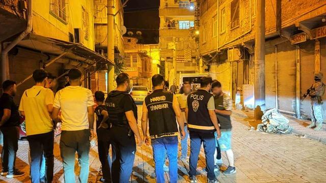 Diyarbakır&rsquo;da d&ouml;rt mahallede &ouml;zel harekat polisi destekli "şok" uygulama 3