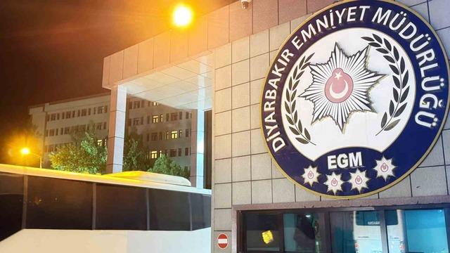 Diyarbakır&rsquo;da d&ouml;rt mahallede &ouml;zel harekat polisi destekli "şok" uygulama 1