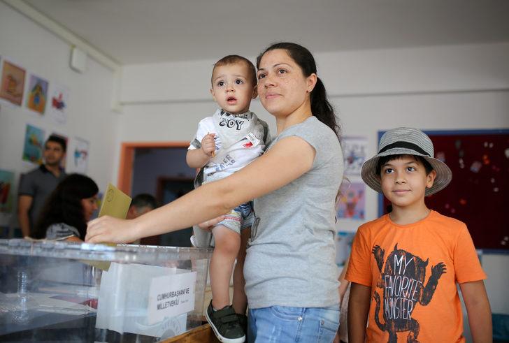 Antalya'da yabancı gelinler böyle oy kullandı G5