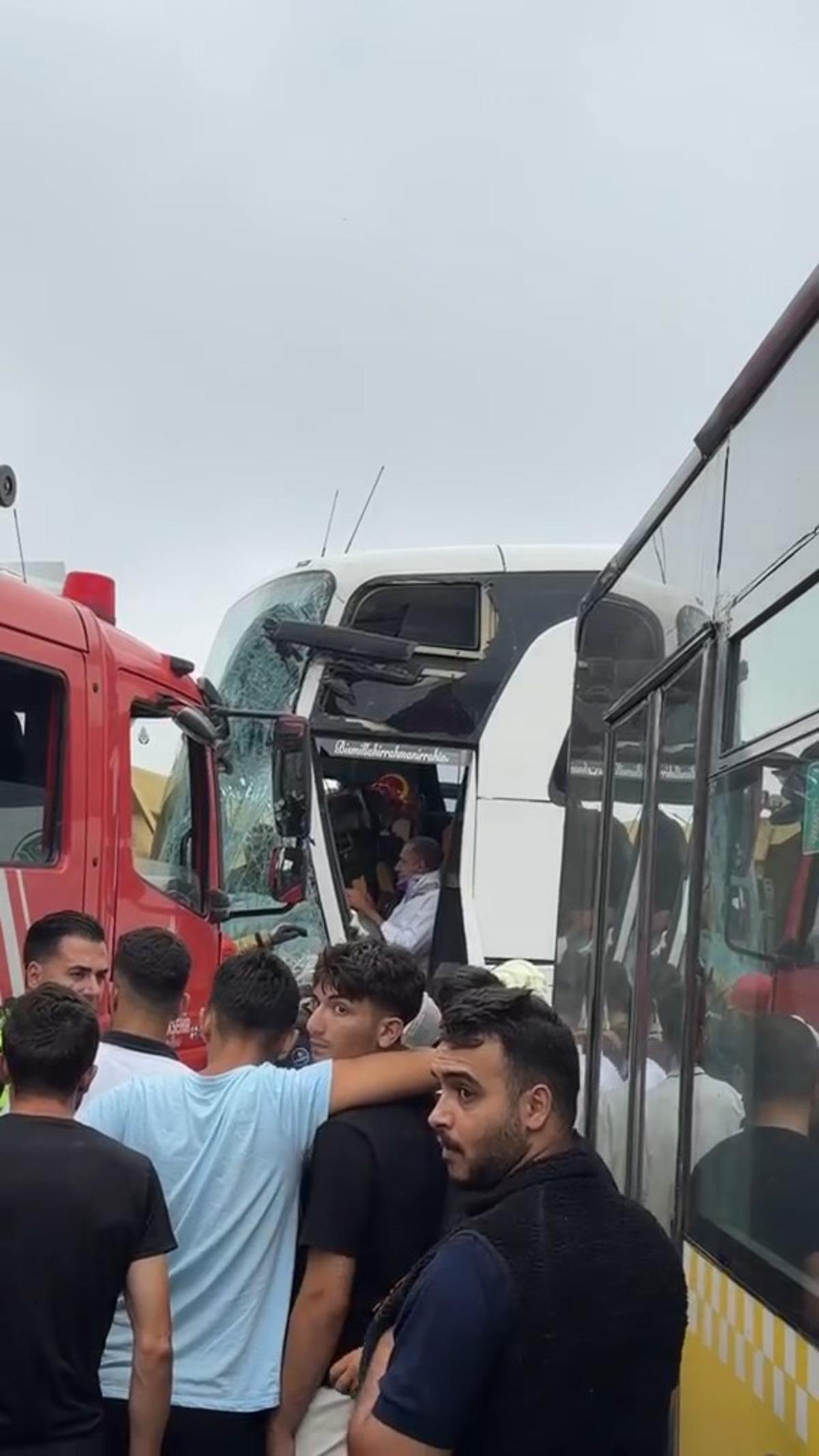Arnavutk&ouml;y de yolcu otob&uuml;s&uuml; İETT otob&uuml;s&uuml;ne &ccedil;arptı 2