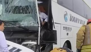 Yaralılar var! Arnavutk&ouml;y'de yolcu otob&uuml;s&uuml; İETT otob&uuml;s&uuml;ne &ccedil;arptı