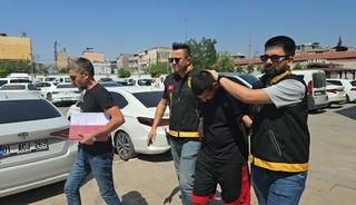 Adana'da ara&ccedil;lardan hırsızlık yaptıkları iddiasıyla yakalanan 2 zanlı tutuklandı