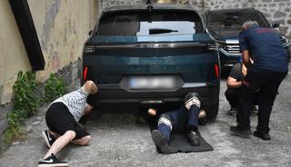 Yavruları i&ccedil;in otomobilin peşinden koşan anne kedinin imdadına itfaiye yetişti