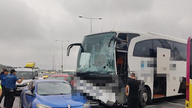 Arnavutköy'de yolcu otobüsü İETT otobüsüne çarptı