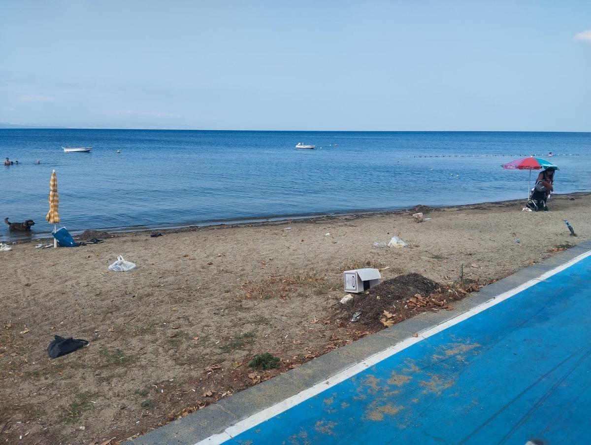 Erdek sahilinde zincirli şezlong ve şemsiyelere zabıta müdahalesi 4
