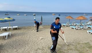 Erdek sahilinde zincirli şezlong ve şemsiyelere zabıta m&uuml;dahalesi