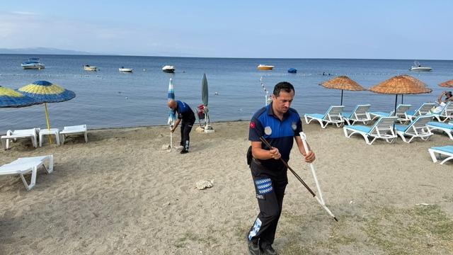Halk plajındaki g&ouml;r&uuml;nt&uuml; tepki &ccedil;ekmişti! Ekipler harekete ge&ccedil;ti
