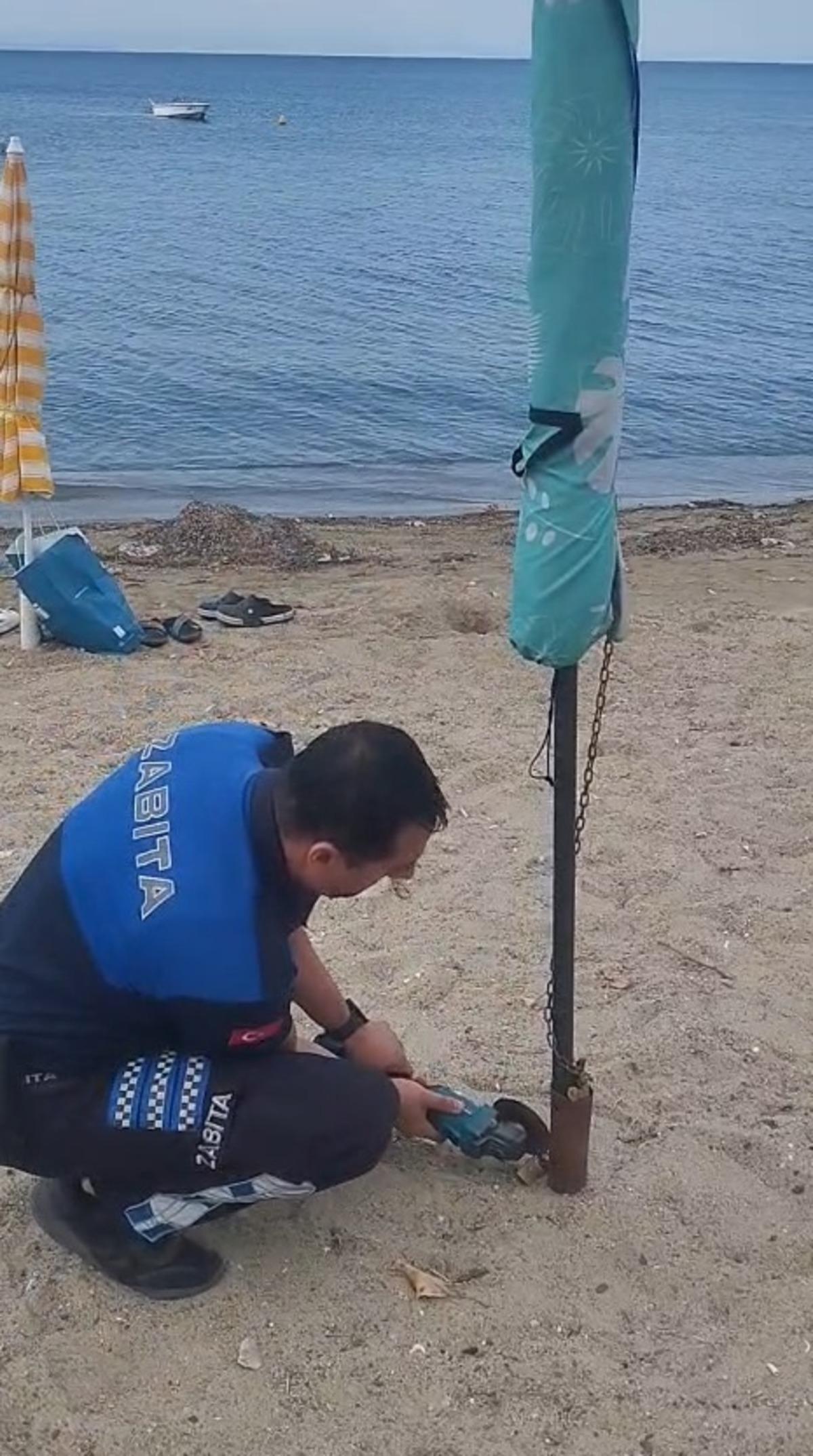 Erdek sahilinde zincirli şezlong ve şemsiyelere zabıta müdahalesi 3