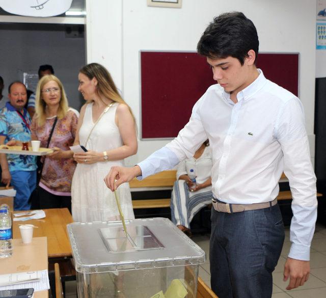 İlk oyunu milletvekili adayı olarak kullandı