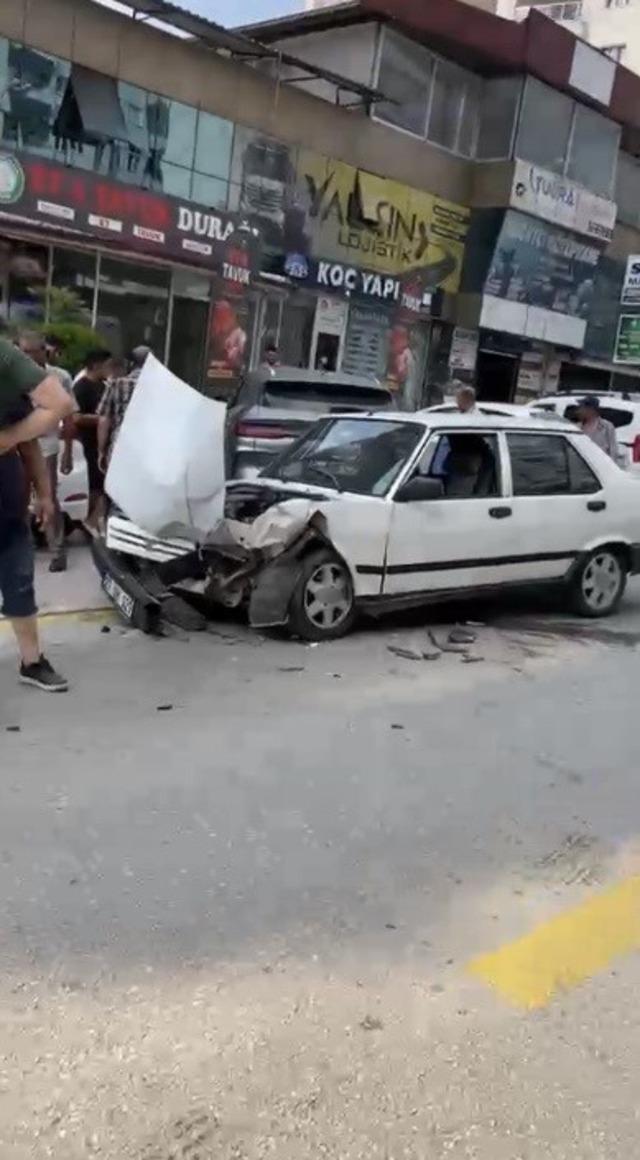 Osmaniye&rsquo;de iki otomobil &ccedil;arpıştı: 2 yaralı 1