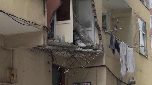 Güngören’de 5 katlı binanın balkonu yıkıldı; Bina sakini Deprem oldu sandık dedi