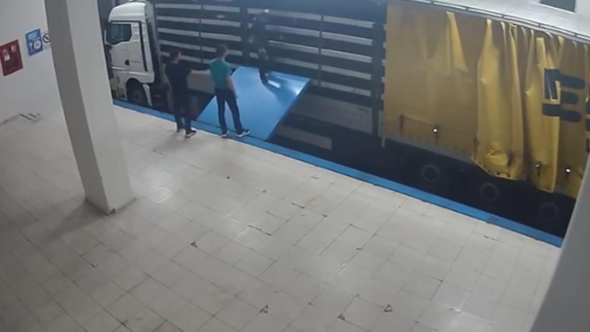 Karacellatlar a operasyon! Tırın içinde gümrükte yakalandı 1
