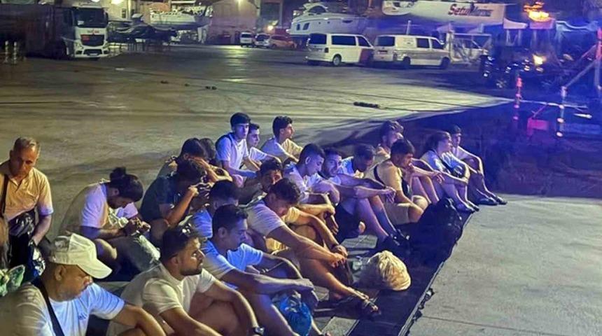 25 D&uuml;zensiz g&ouml;&ccedil;men ve 2 g&ouml;&ccedil;men ka&ccedil;ak&ccedil;ısı yakalandı