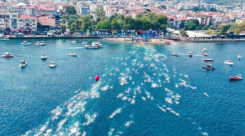 İzmit K&ouml;rfezi&rsquo;ni y&uuml;zerek ge&ccedil;tiler