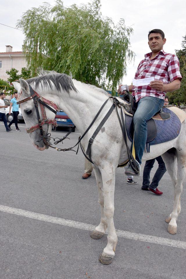 Oy kullanmaya atla geldi 1