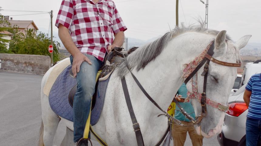 Oy kullanmaya atla geldi