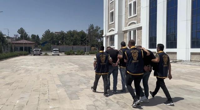 Sürücüye dehşeti yaşatan 2 saldırgan tutuklandı 1