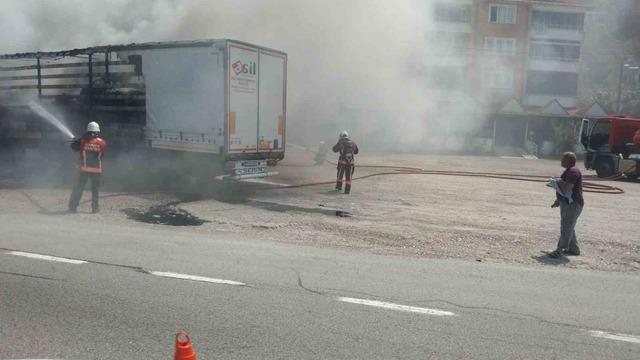 Giresun’da yol kenarındaki tırın dorsesinde yangın çıktı