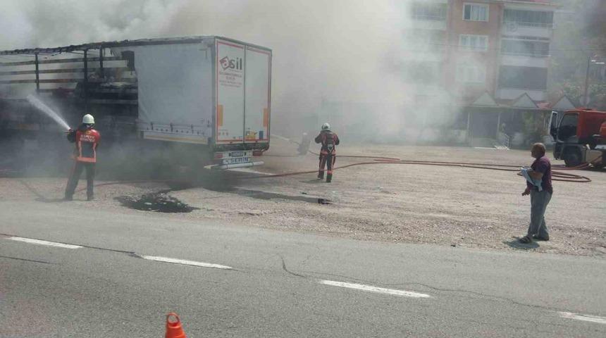 Giresun&rsquo;da yol kenarındaki tırın dorsesinde yangın &ccedil;ıktı