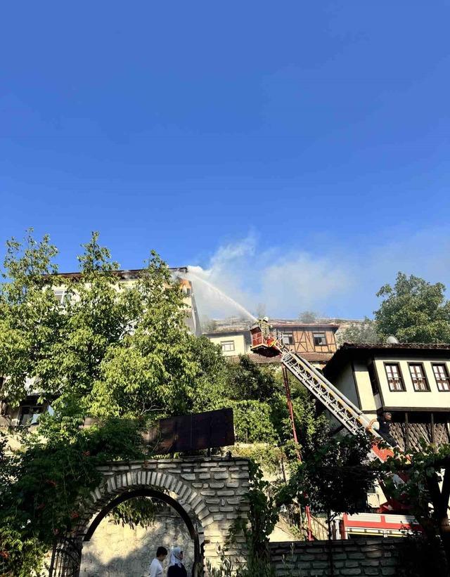 Safranbolu’da 3 katlı evin çatısında çıkan yangın söndürüldü 8