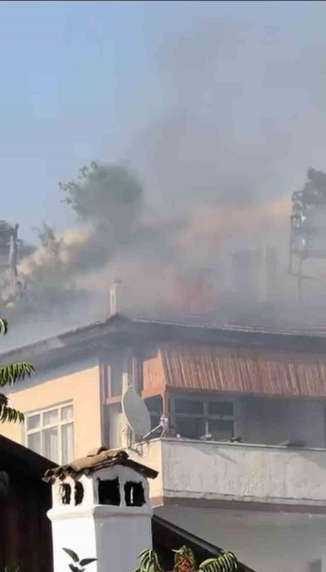 Safranbolu’da 3 katlı evin çatısında çıkan yangın söndürüldü 7