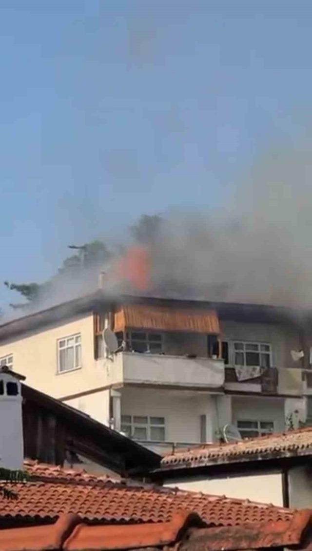 Safranbolu’da 3 katlı evin çatısında çıkan yangın söndürüldü 6