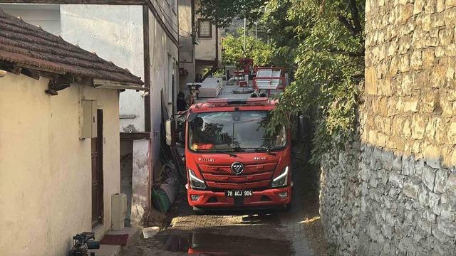 Safranbolu’da 3 katlı evin çatısında çıkan yangın söndürüldü 5