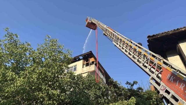 Safranbolu’da 3 katlı evin çatısında çıkan yangın söndürüldü 4