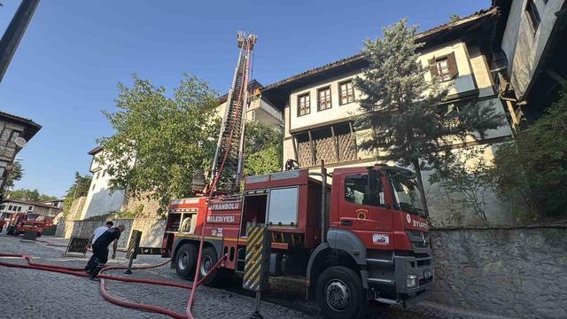 Safranbolu’da 3 katlı evin çatısında çıkan yangın söndürüldü 3