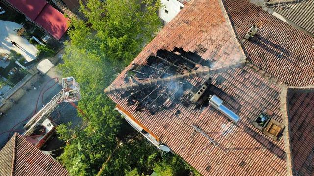 Safranbolu’da 3 katlı evin çatısında çıkan yangın söndürüldü 2