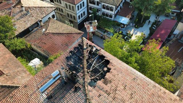 Safranbolu’da 3 katlı evin çatısında çıkan yangın söndürüldü 1