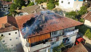 Safranbolu&rsquo;da 3 katlı evin &ccedil;atısında &ccedil;ıkan yangın s&ouml;nd&uuml;r&uuml;ld&uuml;