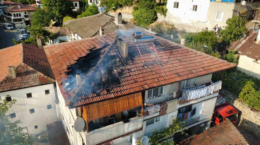 Safranbolu&rsquo;da 3 katlı evin &ccedil;atısında &ccedil;ıkan yangın s&ouml;nd&uuml;r&uuml;ld&uuml;