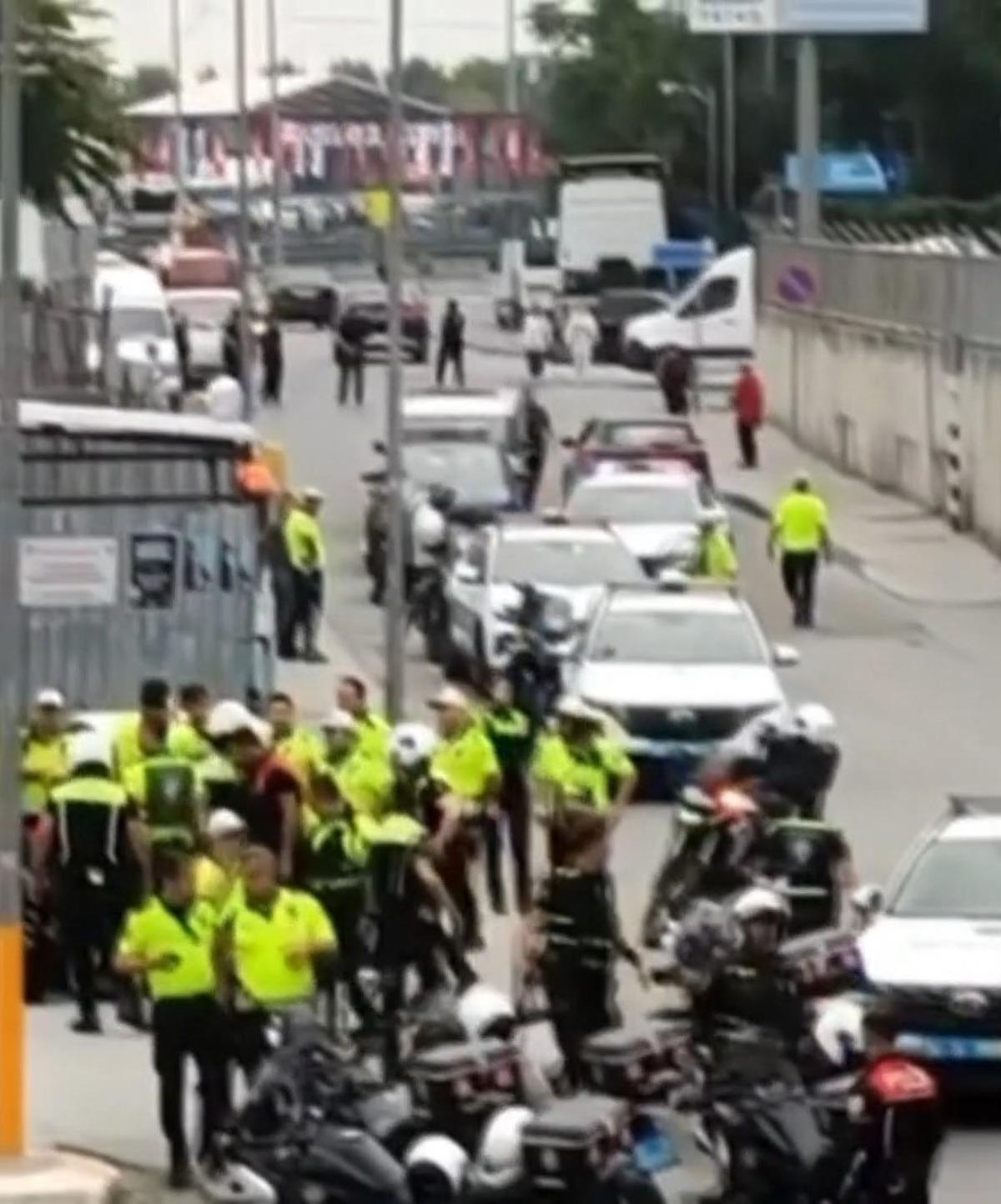 Yer: Fatih... Soru sorma bahanesiyle yaklaşıp bıçakla polise saldırdı! Korkunç anlar kamerada 7