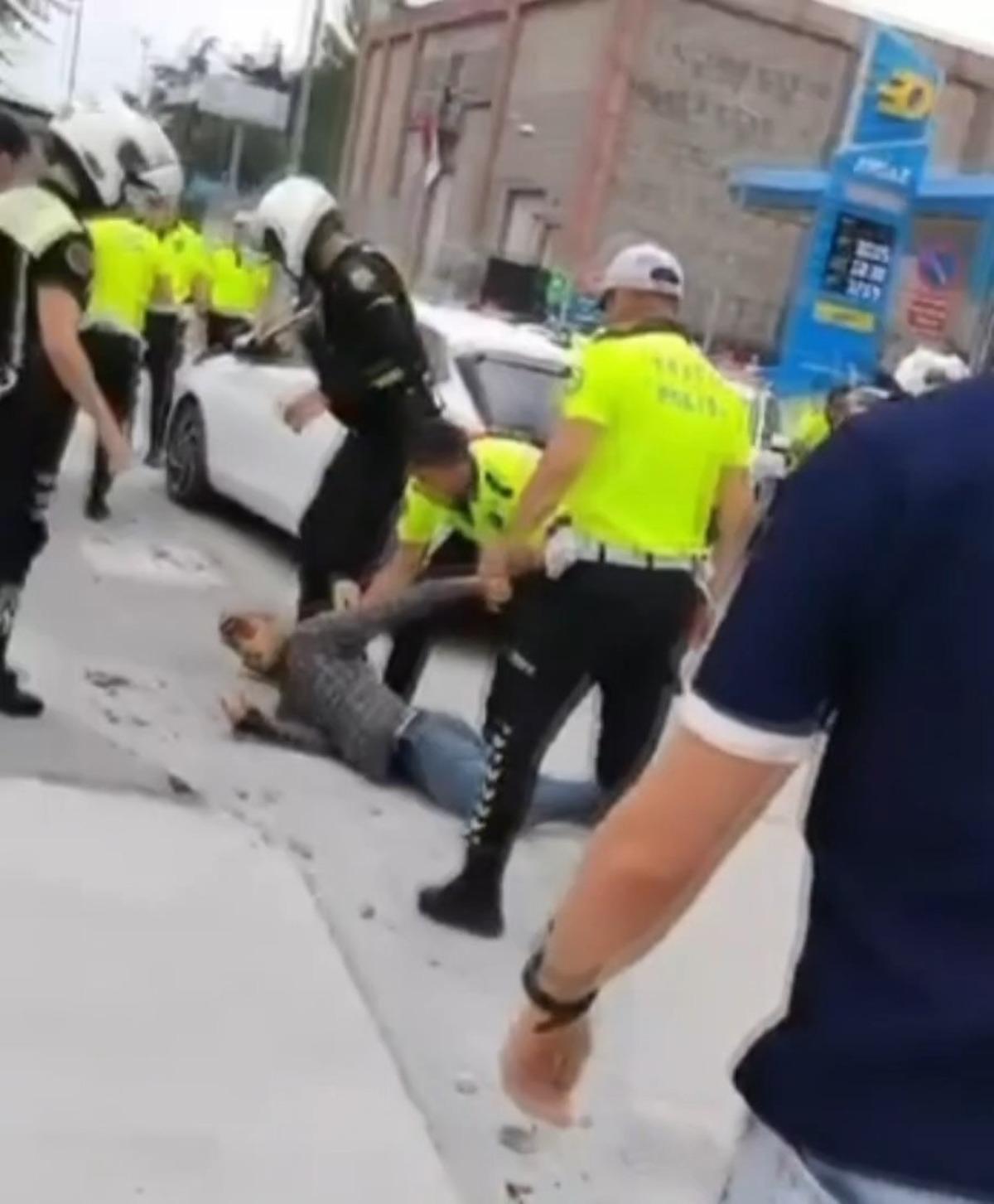 Yer: Fatih... Soru sorma bahanesiyle yaklaşıp bıçakla polise saldırdı! Korkunç anlar kamerada 6