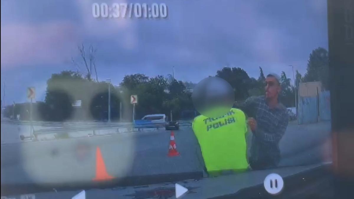 Yer: Fatih... Soru sorma bahanesiyle yaklaşıp bıçakla polise saldırdı! Korkunç anlar kamerada 2