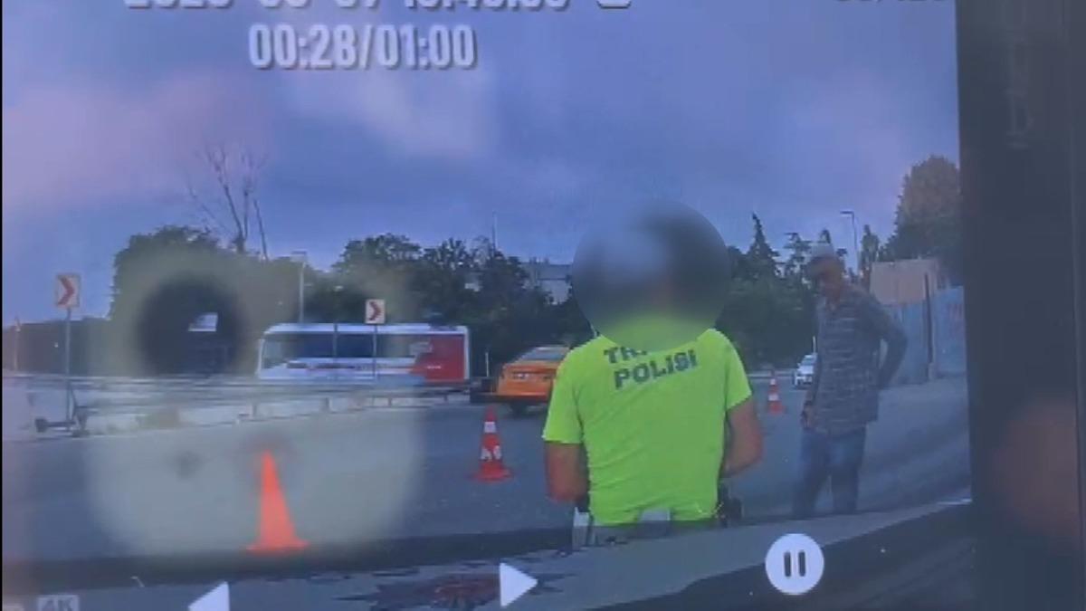 Yer: Fatih... Soru sorma bahanesiyle yaklaşıp bıçakla polise saldırdı! Korkunç anlar kamerada 1