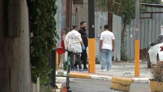 Polise bıçakla saldıran şüpheli ayağından vurularak yakalandı: Üzerinden uyuşturucu çıktı