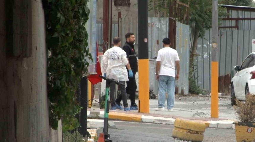 Polise bı&ccedil;akla saldıran ş&uuml;pheli ayağından vurularak yakalandı: &Uuml;zerinden uyuşturucu &ccedil;ıktı