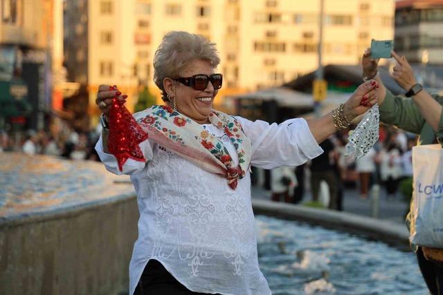 Tarihi meydanda rekor kırıldı, bin 58 kadın aynı anda halay çekti 7