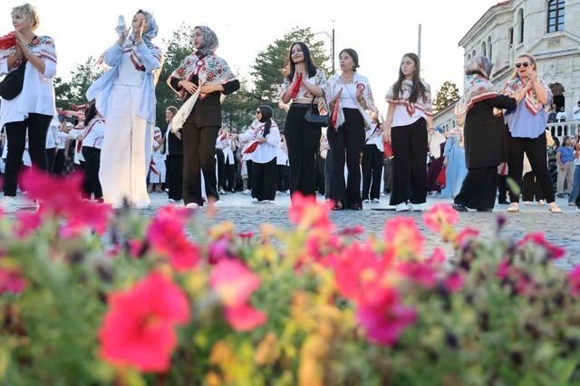 Tarihi meydanda rekor kırıldı, bin 58 kadın aynı anda halay çekti 6