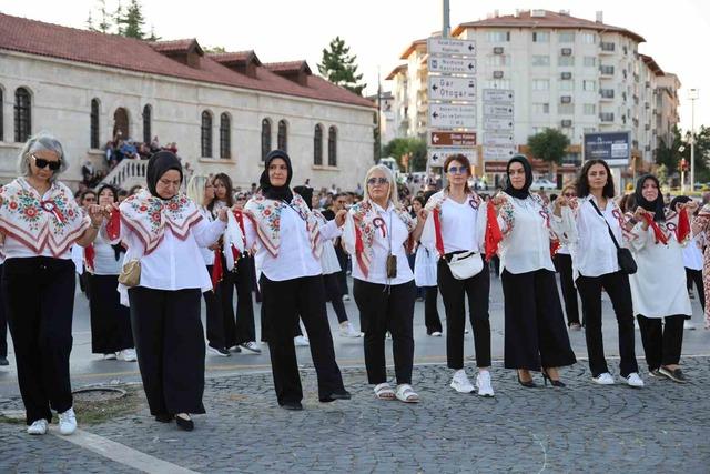 Tarihi meydanda rekor kırıldı, bin 58 kadın aynı anda halay çekti 5