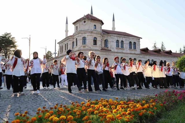 Tarihi meydanda rekor kırıldı, bin 58 kadın aynı anda halay çekti 4