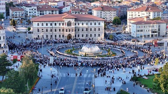 Tarihi meydanda rekor kırıldı, bin 58 kadın aynı anda halay çekti 2