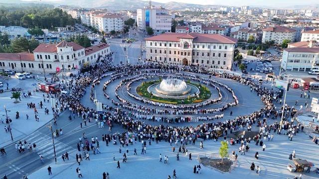 Tarihi meydanda rekor kırıldı, bin 58 kadın aynı anda halay çekti 1